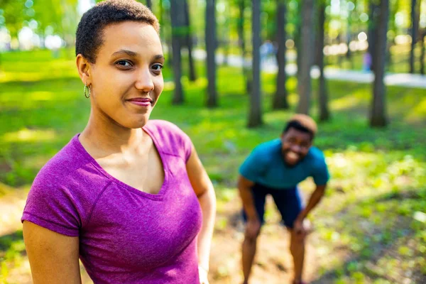 Ajuste joven pareja afroamericana cansada en la actividad deportiva al aire libre corre por la mañana — Foto de Stock
