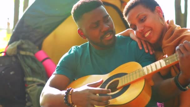 두 명의 행복 한 아프리카 계 미국인들은 캠프 밖에서 기타를 치고 노래를 부르며 시간을 보내는 것을 좋아했습니다. — 비디오