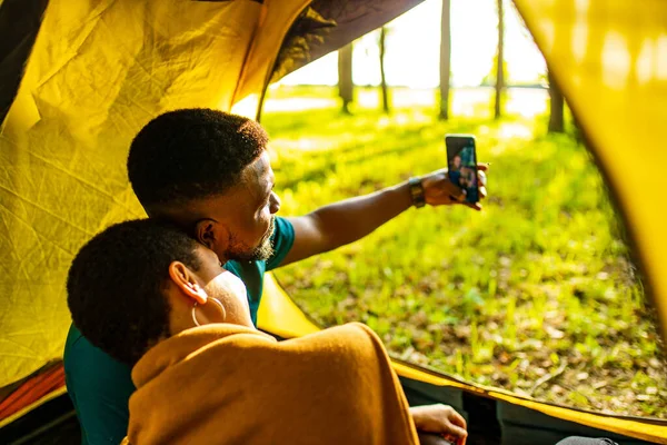 Dois povos americanos africanos felizes no amor que passa o tempo ao ar livre no acampamento — Fotografia de Stock