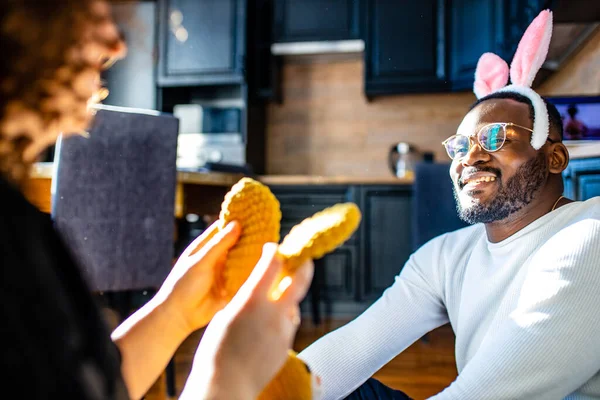 Fröhliche Afroamerikaner in Hasenohren feiern in modernem, gemütlichem Haus — Stockfoto