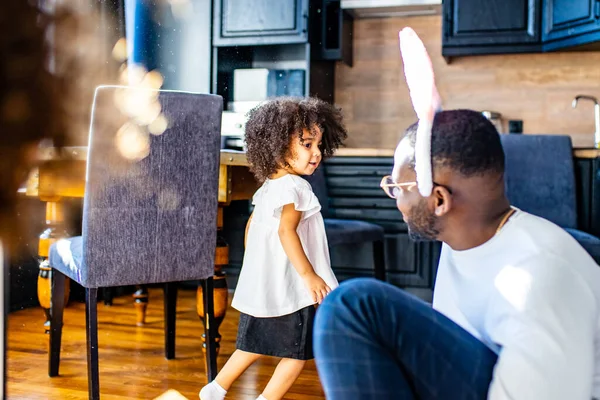 Gente afro americana feliz en orejas de conejo celebran en casa acogedora grande moderna — Foto de Stock