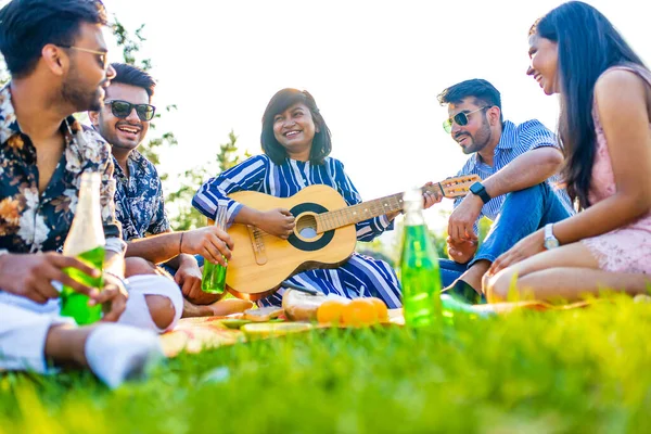 Studenti indiani che pranzano nel parco di Delhi all'aperto — Foto Stock