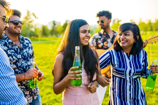 Pakistani felici migliori amici che festeggiano con limonata e birra nel parco estivo — Foto Stock