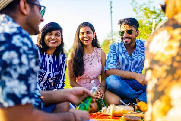 Pakistani felici migliori amici che festeggiano con limonata e birra nel parco estivo — Foto Stock