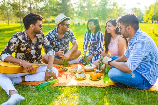 Multiethnic people spending time together playing guitar — Stock Photo, Image