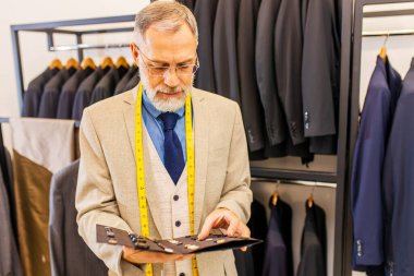 Olgun terzi Atölyesi desende dikiş ile çalışma