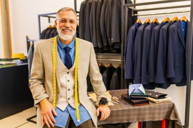 Olgun terzi Atölyesi desende dikiş ile çalışma