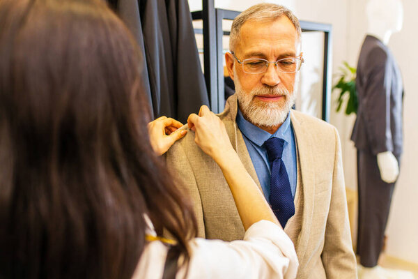 хорошо одетый бородатый красивый клиент мужчина с ателье мастер в студии