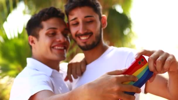 Junges gleichgeschlechtliches verliebtes Paar zeigt zusammen im Freien alle Gefühle — Stockvideo