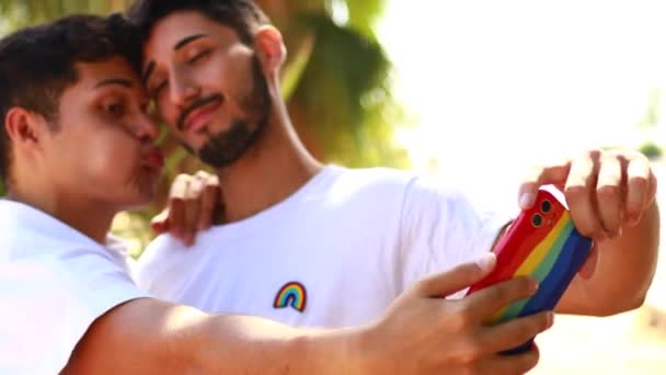 Молодая однополая пара влюблена на открытом воздухе вместе показывая все чувства — стоковое видео