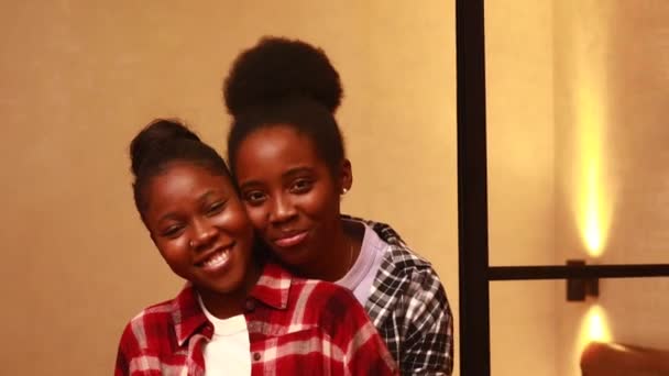 Multikultural perempuan dalam piyama bersama-sama dalam kamar di malam hari, konsep hubungan Lgbt — Stok Video