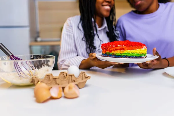 快乐的爱着同性伴侣正在厨房里准备糕点 — 图库照片
