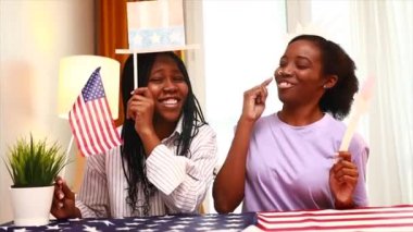 İki mutlu Afro-Amerikalı kız kardeş evde özgürlüğümüzü kutluyorlar.