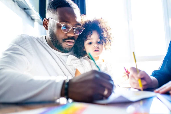 Padre con gafas y adorable hija pequeña dibujo lápices de colores pasar el tiempo libre en fin de semana juntos — Foto de Stock