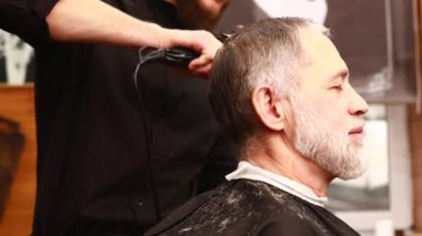 Gri sakallı, kuaförlü, modaya uygun kaplıcalarda çalışan, kuaförlük yapan emekli adam.