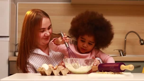 Bahagia multi etnis kue keluarga memasak bersama-sama di dapur — Stok Video