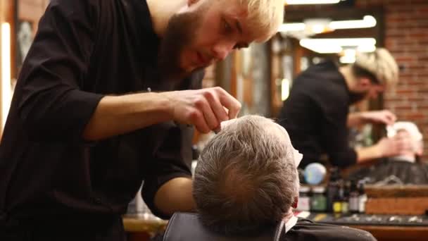 Μοντέρνο κομψό master cuts μαλλιά του ηλικιωμένου πελάτη στο σύγχρονο κουρείο — Αρχείο Βίντεο