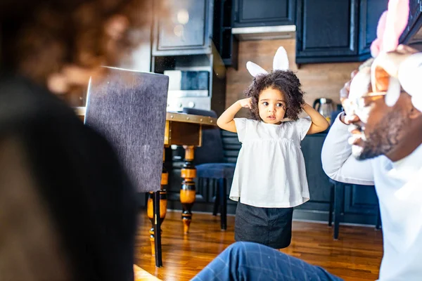 Gente afro americana feliz en orejas de conejo celebran en casa acogedora grande moderna — Foto de Stock