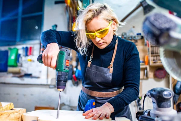 Designer de bois occupé dans un petit atelier de menuiserie — Photo