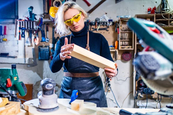 Rušný návrhář dřeva v malé truhlářské dílně — Stock fotografie