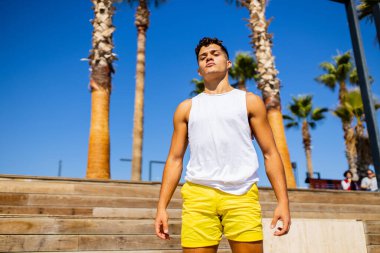 Arjantinli üstsüz adam yaz aylarında Palm Street 'te poz veriyor.