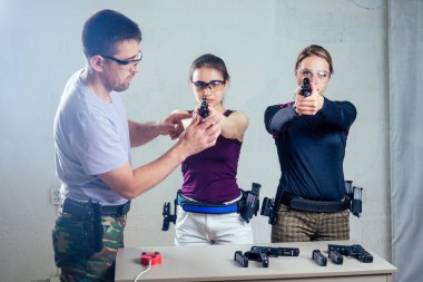 Nefsi müdafaa için tabanca kullanan bir kadın hedef.