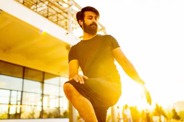 Siyah pamuklu tişörtlü Latin bir adam gün batımında dışarıda ısınan bir kulaklığı bile tanıyordu.