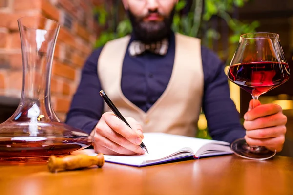 Arap adam Lux Otel 'de içki içiyor.