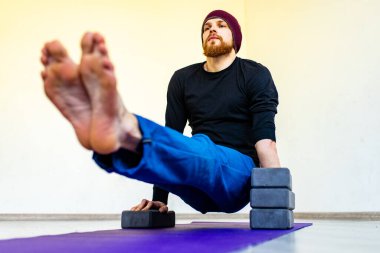 Yakışıklı adam ısınıyor ve evde antrenman yapıyor.