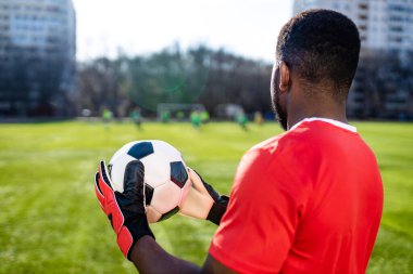 Hakiki mutlu futbol antrenörü yaz aylarında dışarıda çalışıyor.