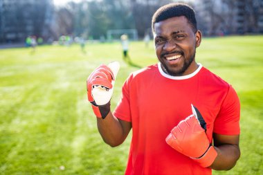 Hakiki mutlu futbol antrenörü yaz aylarında dışarıda çalışıyor.