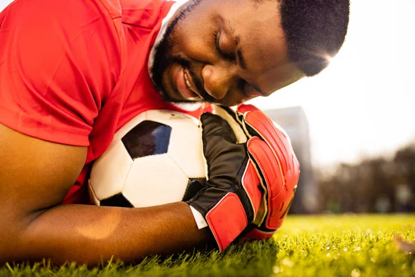 Hakiki mutlu futbol antrenörü yaz aylarında dışarıda çalışıyor.