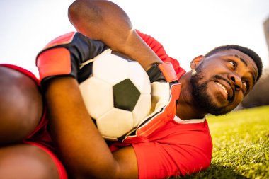 İspanyol adam güneşli parkta hoppala futbol oynuyor.