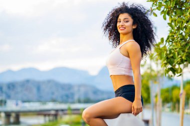 İspanyol Brezilya 'sı dışarıda bacağını ve el kaslarını gevşetiyor.