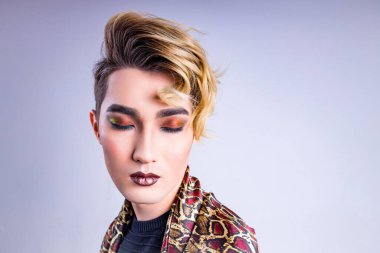 Stüdyoda makyajlı yakışıklı bir vizör.