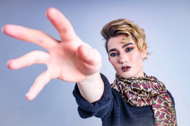 Vücut pozitifliği. Kendimi seviyorum. Harika makyajlı ve saç stili, stüdyo beyaz arka planda.