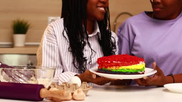 Feliz amoroso casal do mesmo sexo está preparando a pastelaria na cozinha — Vídeo de Stock
