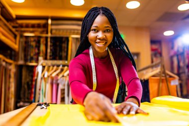 Yılan desenli türbanlı tanzanyalı kadın kumaş dükkanında çalıştığını duymuş. .