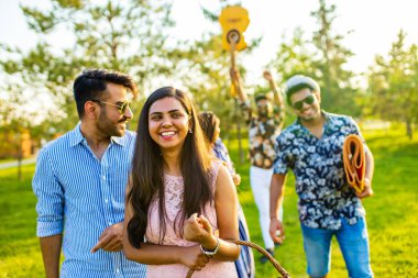 Hintli öğrenciler Delhi parkında öğle yemeği yiyorlar. .