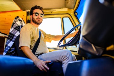 Kamyon garajında sakallı bir kamyoncunun portresi. .