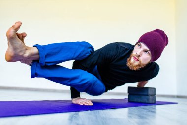 Ampüteler evlerinde yoga egzersizleri yapan genç adamı evlerinden çıkarıyorlar..