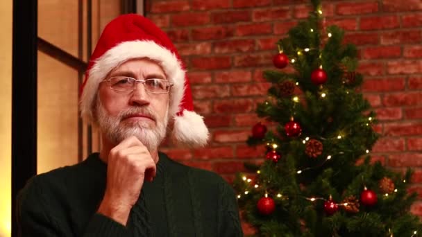Homem Vestindo Chapéu Papai Noel Vermelho Olhando Pensamentos Expressão Perto — Vídeo de Stock