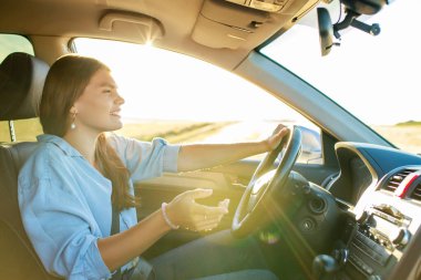 Tarlada suçlu bir ifadeyle oturan genç bir kadın..