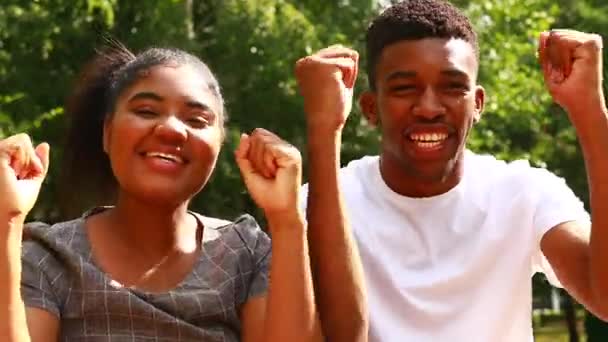 Молодые Два Студента Сидят Парке Книгами Солнечный Весенний День — стоковое видео