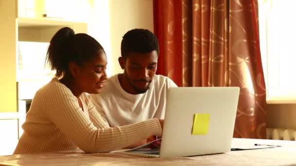 Paar Studenten Zitten Aan Kinchen Wint Laptop Praten — Stockvideo