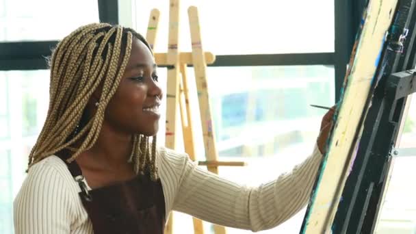 Ung Afrikansk Student Med Septum Näsa Piercing Konsten Studio — Stockvideo