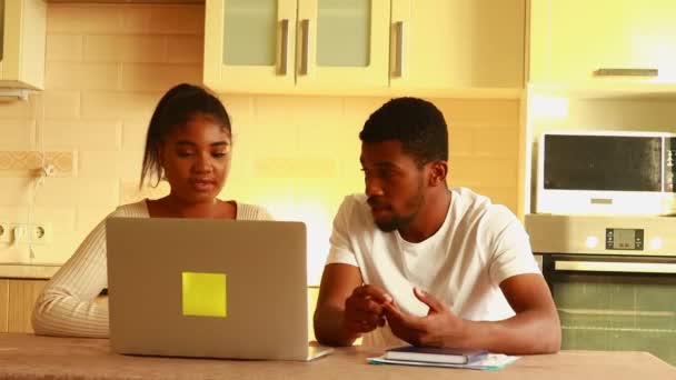 Mladý Pár Sedí Notebookem Vzdělávání Online Kuchyni Doma — Stock video
