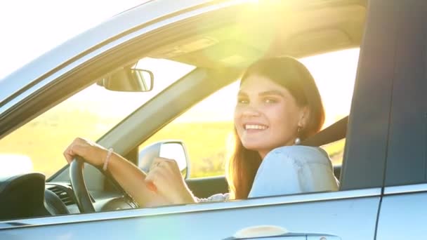 Atractiva Joven Camisa Azul Atardecer Con Coche — Vídeo de stock