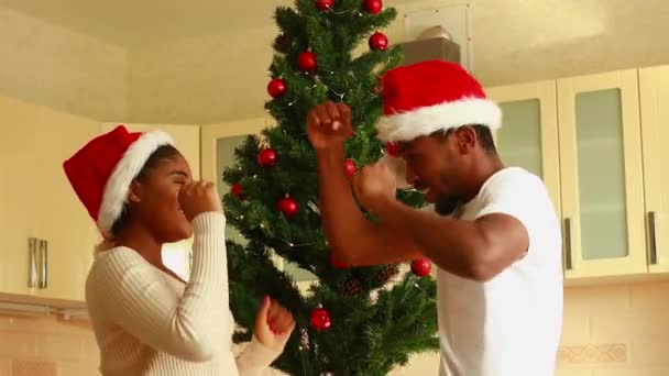 ラテン系のヒスパニックカップルがクリスマスツリーの近くで踊り — ストック動画