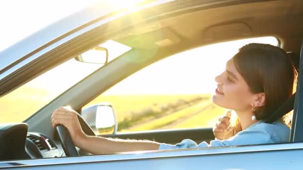 Όμορφη Χαρούμενη Χαμογελαστή Γυναίκα Που Οδηγεί Νέο Της Αυτοκίνητο Στο — Αρχείο Βίντεο